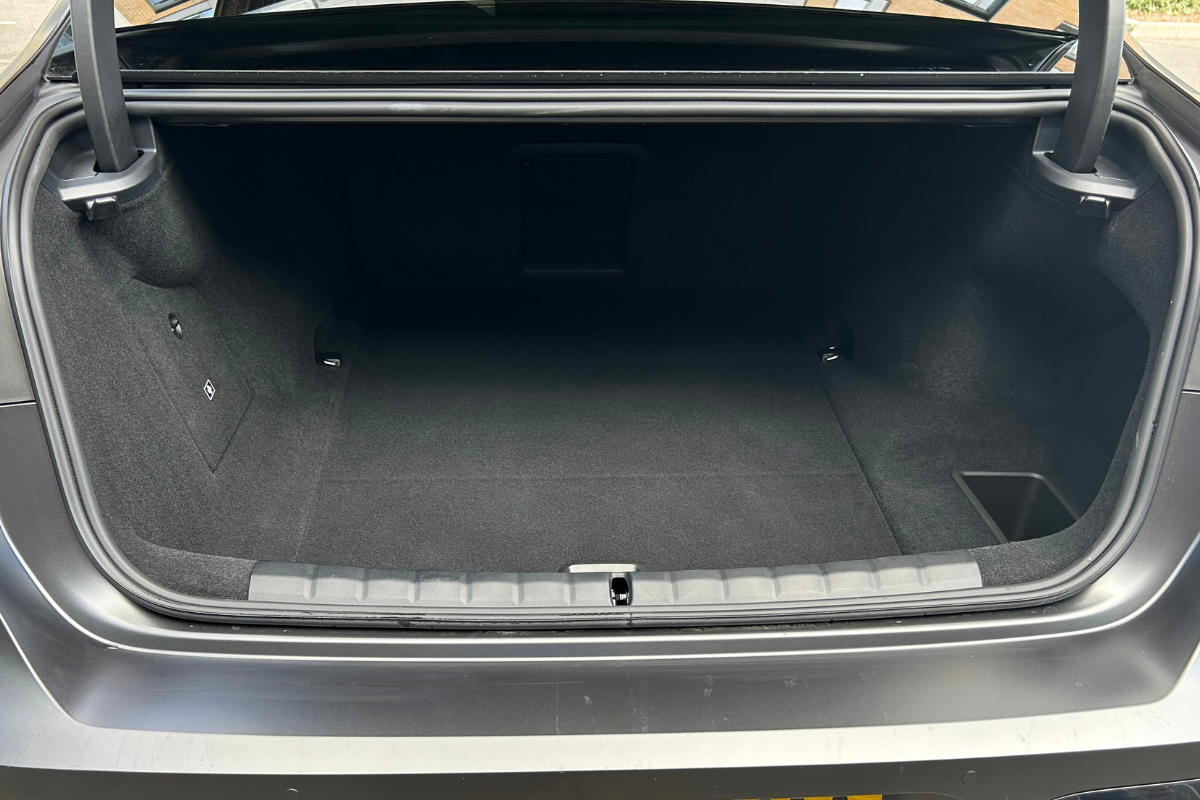BMW i7 boot