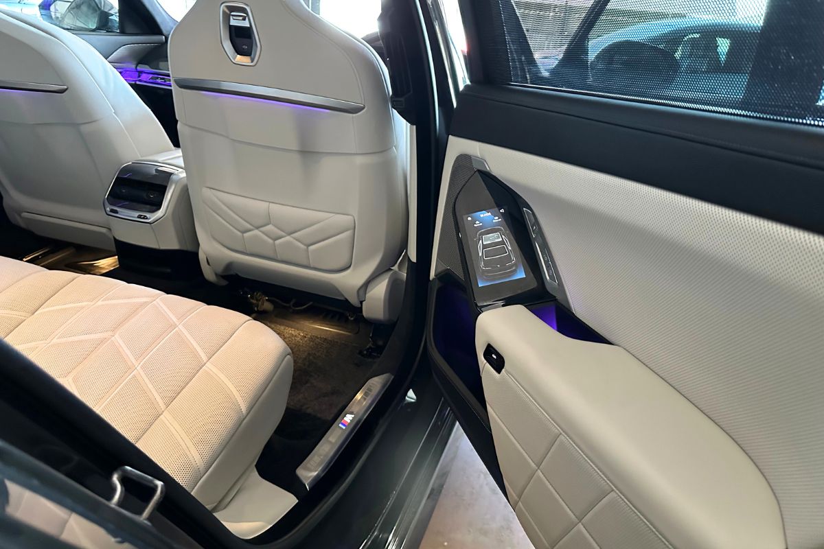 Hire a BMW i7 Executive