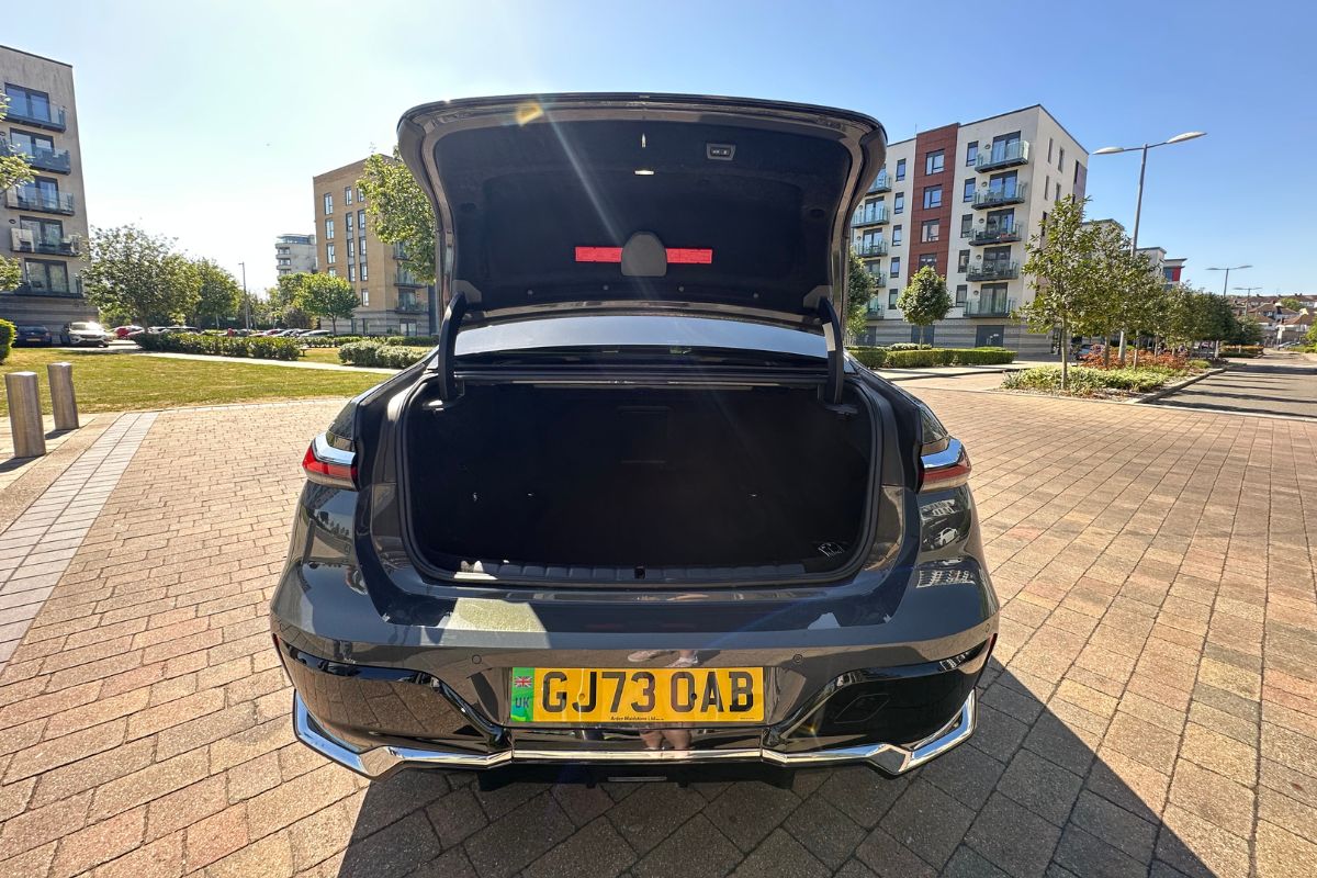 Hire a BMW i7 Executive