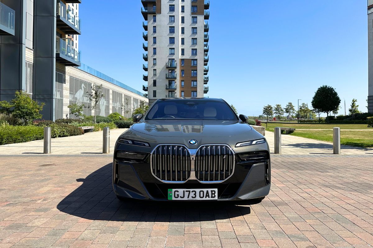 Hire a BMW i7 Executive