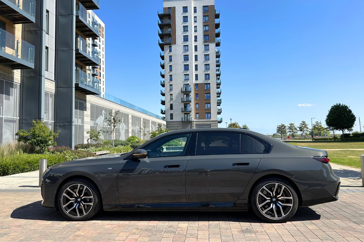 Hire a BMW i7 Executive