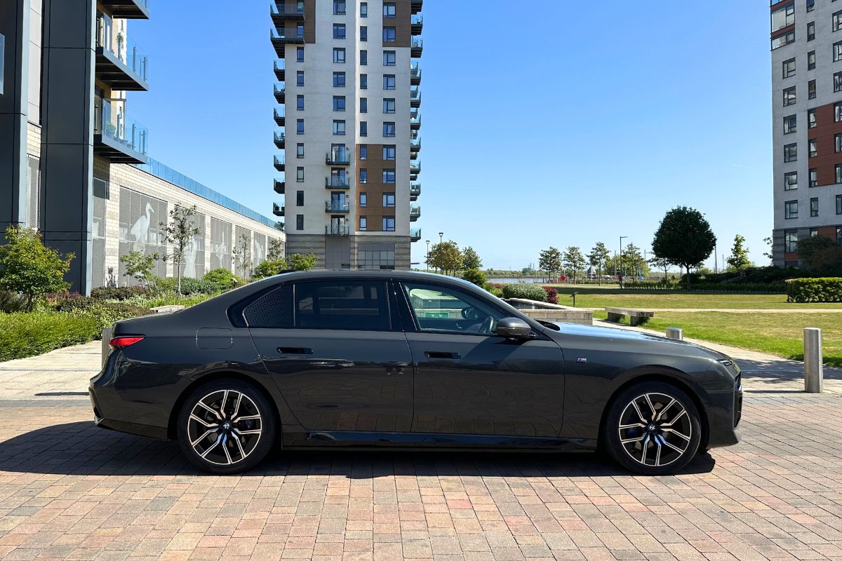 Hire a BMW i7 Executive
