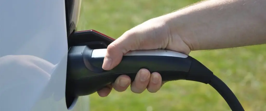 Range anxiety and driving electric vehicles